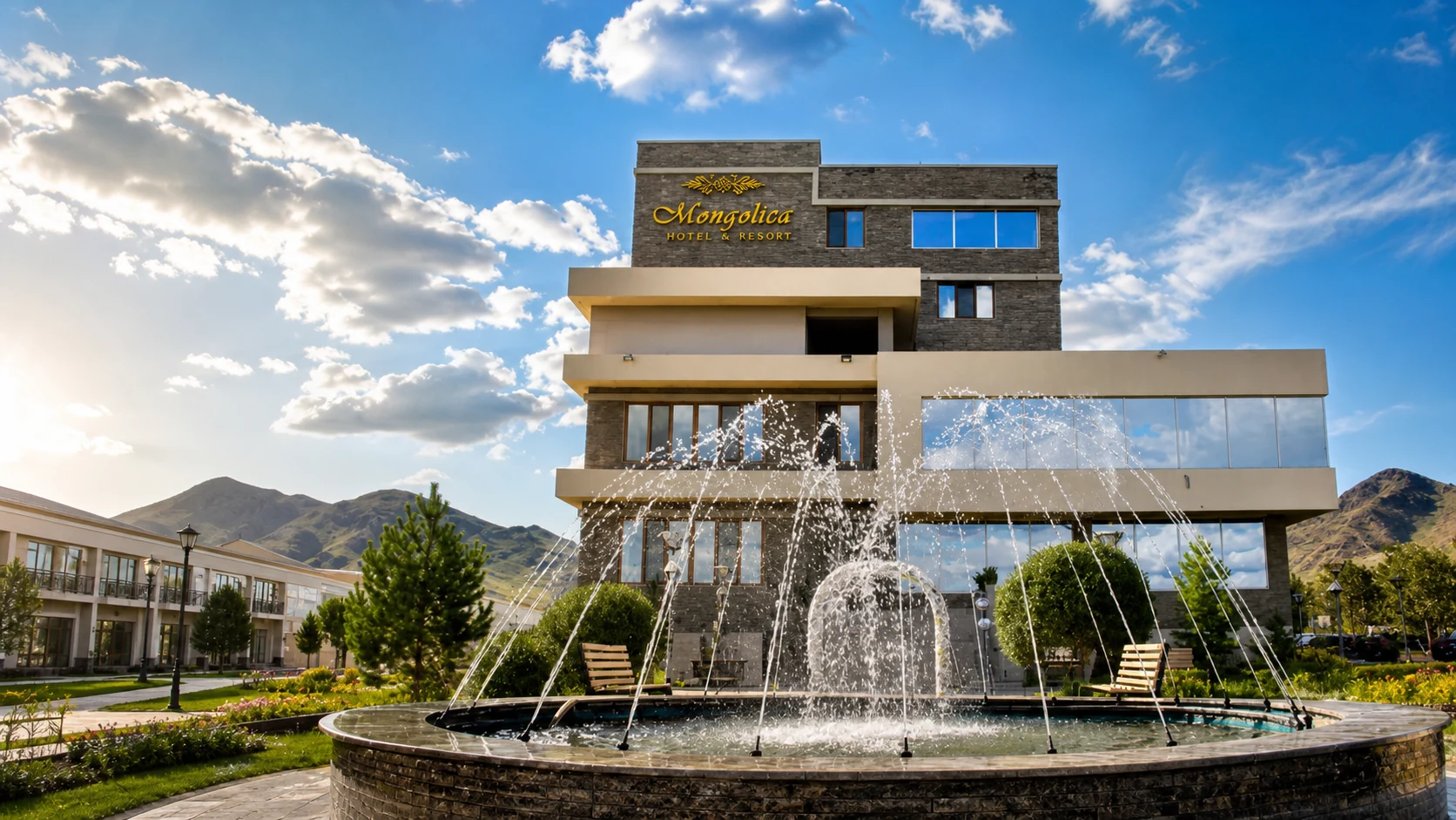Mongolica Hotel & Resort-ийн гадна тал, усан оргилуур