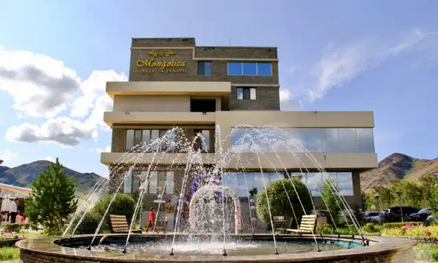 Mongolica Hotel & Resort-ийн гадна тал, усан оргилуур